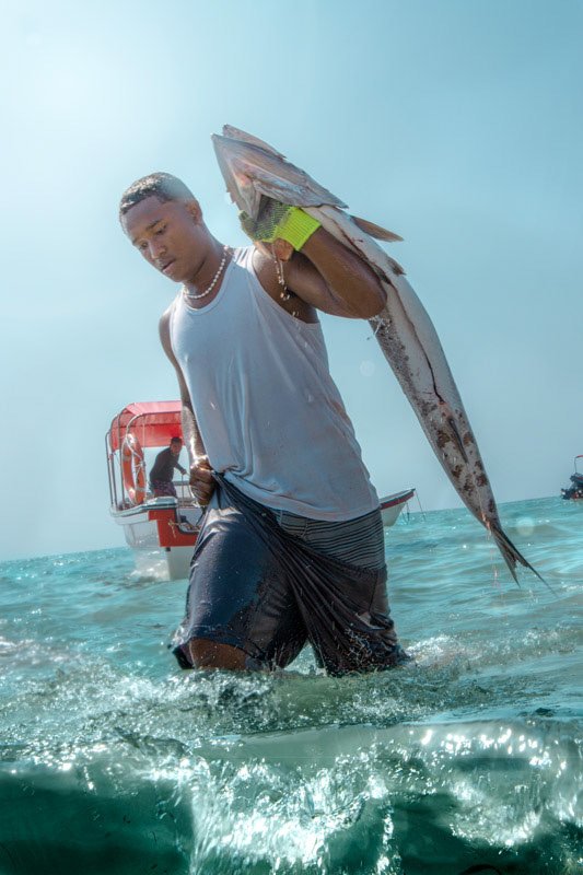 Fotografía documental — pescador en el mar