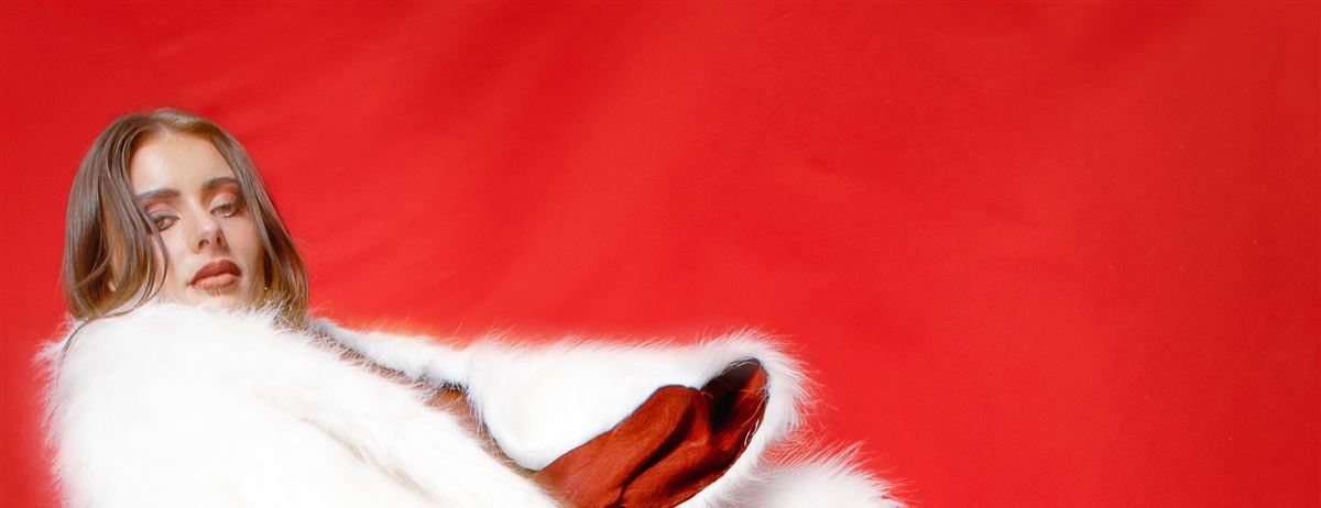 Fotografía de moda — editorial sobre fondo rojo